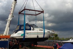 Yachtservice in NRW - Kranen der Motoryacht Betti