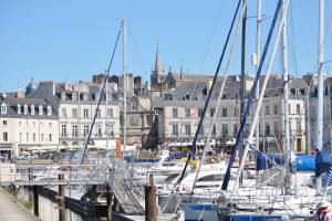 Vannes, die Hauptstadt des Départements Morbihan - Marina Vannes und Kathedrale Saint Pierre im Hintergrund