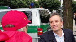 Le Grand Depart der Tour de France 2017 in Düsseldorf - Oberbürgermeister Geisel begrüßt Helfer mit Handschlag