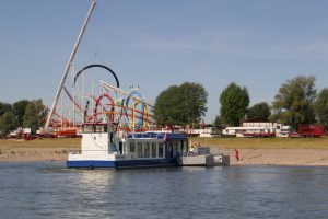 Die größte Kirmes am Rhein - Aufbau der Fahrgeschäfte, im Vordergrund die Fähre Maria-Franziska