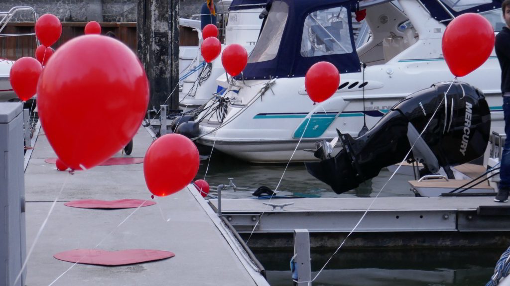 Heiratsantrag an Bord der Motoryacht Betti in Düsseldorf - Mit Herzen und Luftballons dekorierte Steganlage der Marina Düsseldorf