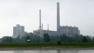 Das Kraftwerk Lausward bei Rheinkilometer 741