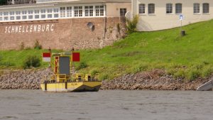 Schwimmende Geräte in der Binnenschifffahrt - unter gegangener Steiger bei der Schnellenburg, Rheinkilometer 748