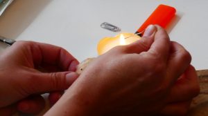 Nageltrepanation - Erhitzen einer Büroklammer