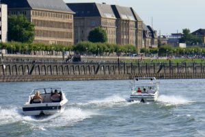 Der neue Sportbootführerschein im Scheckkartenformat kommt Anfang 2018 - Führerscheinpflichtige Sportboote auf dem Rhein bei Düsseldorf