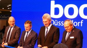 Das blaue Band wird zerschnitten - die boot Düsseldorf 2018 ist eröffnet! von links: Robert Marx, Thomas Geisel, Andreas Pinkwart, Werner Dornscheidt