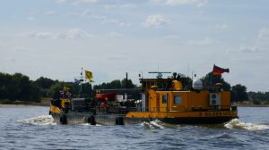 Bilgenentöler 8 auf dem Rhein bei Düsseldorf - Binnenschifffahrt und Sportschifffahrt durch Niedrigwasser im Rhein beeinträchtigt