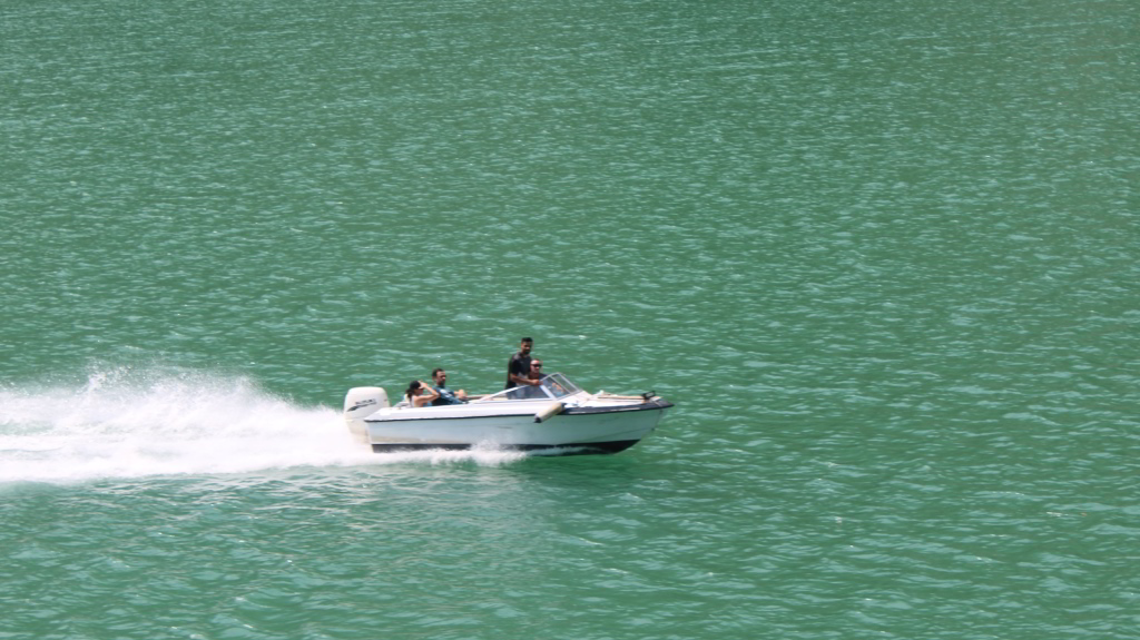 Sportbootführerschein Vokabular - Sportboot auf dem Lake Komani (Albanien)